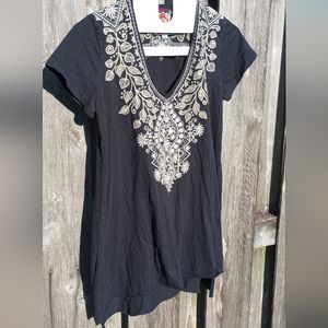 Johnny Was Los Angeles black embroidered t v-neck XS raw edge hem